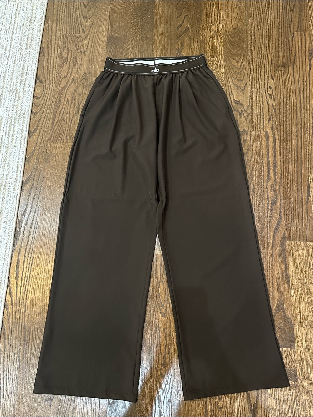 ALO Yoga Women’s  Wide-Leg trousers in Dark Brown